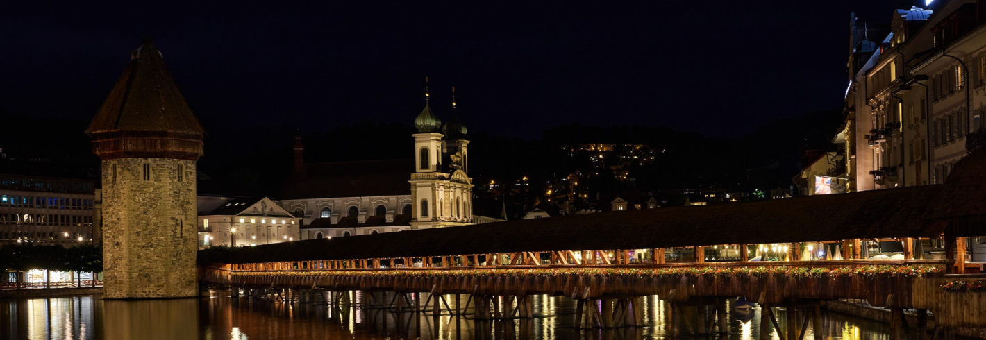 Dank einer neu installierten Aussenbeleuchtung erstrahlt die Kapellbrücke auch bei Dunkelheit im besten Licht