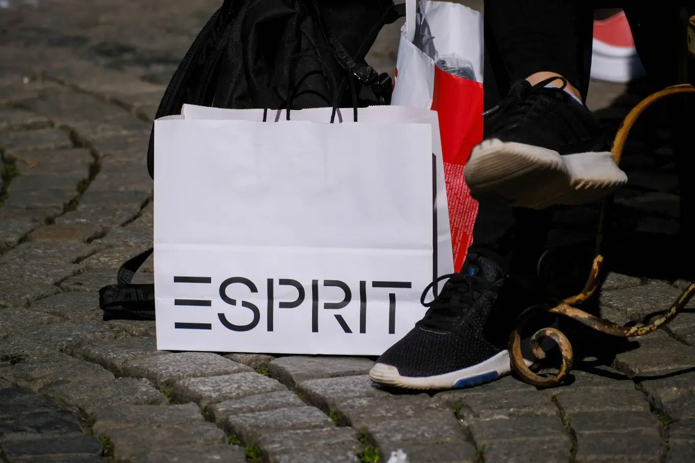 Esprit Schweiz schliesst alle Filialen, entlässt 150 Mitarbeitende – und setzt so diesen Trend fort