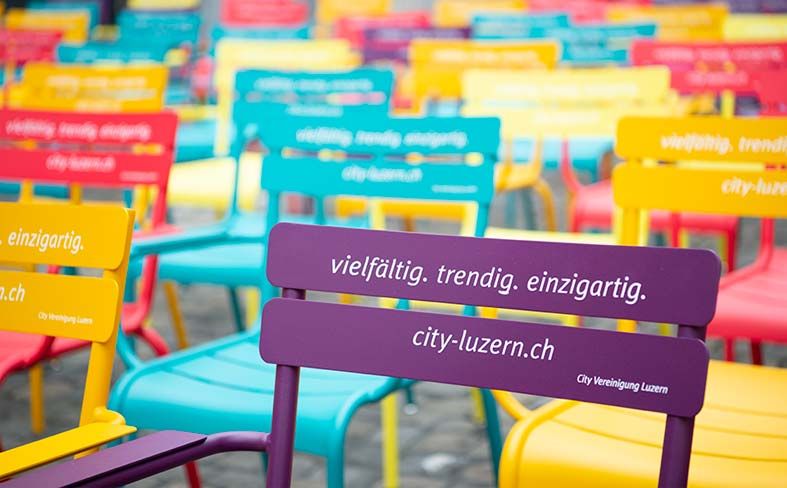 150 trendig-bunte Sitzgelegenheiten in der City Luzern